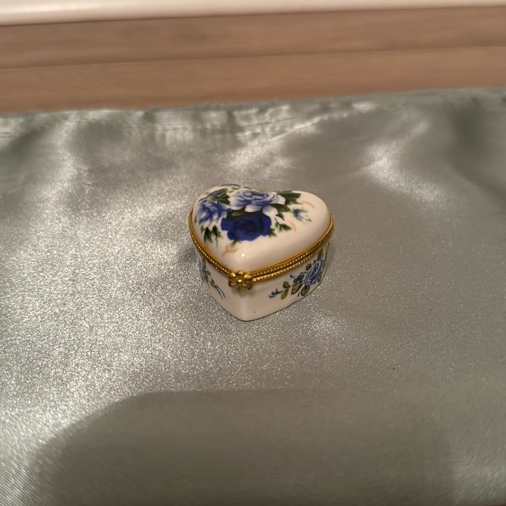 Vintage heart locket container